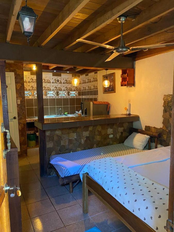 Hostal Cecilia Puerto Viejo de Talamanca ภายนอก รูปภาพ
