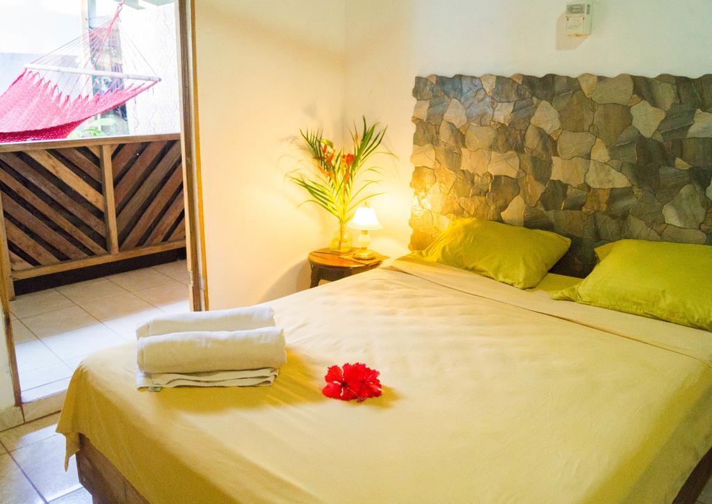 Hostal Cecilia Puerto Viejo de Talamanca ภายนอก รูปภาพ