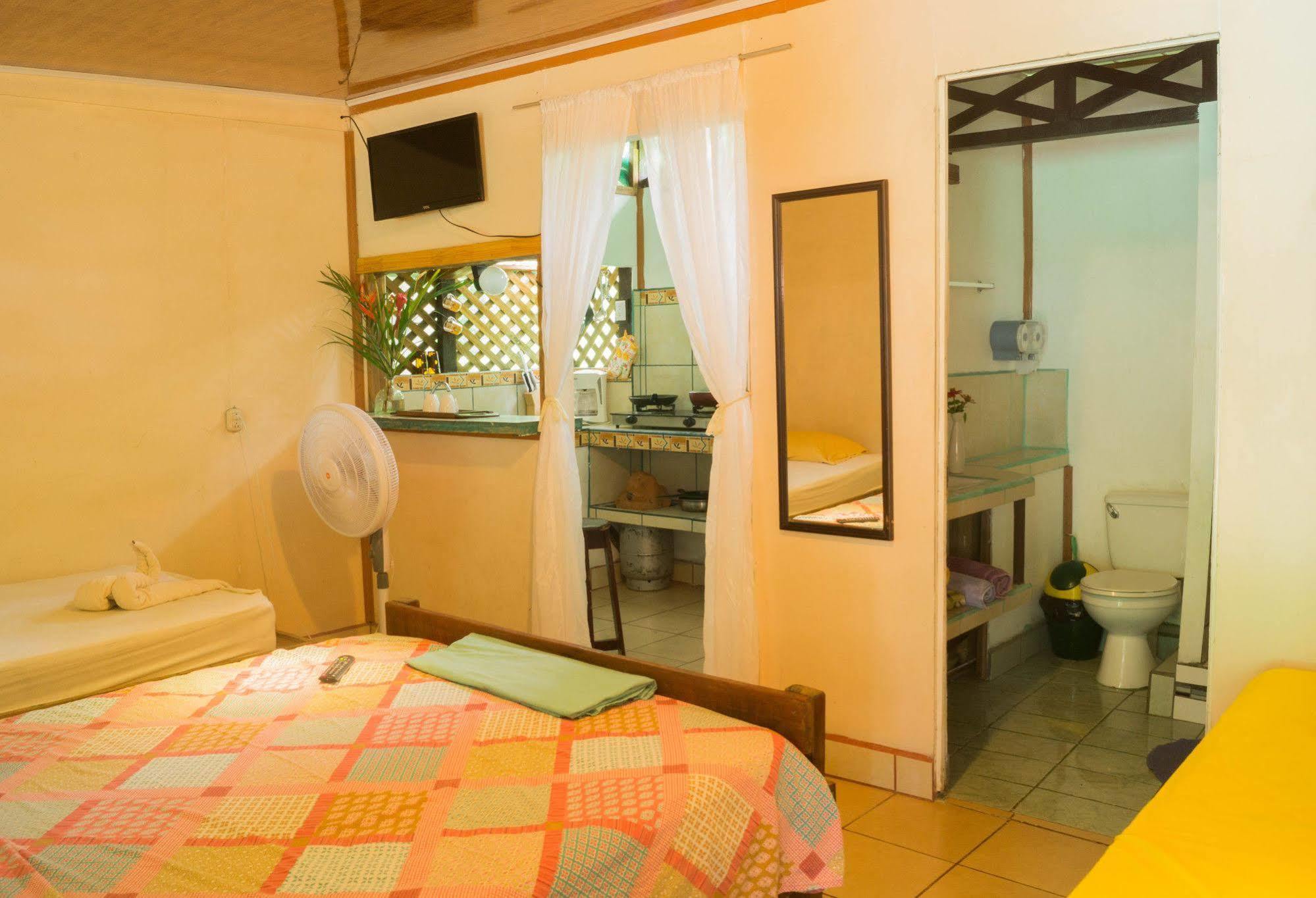 Hostal Cecilia Puerto Viejo de Talamanca ภายนอก รูปภาพ