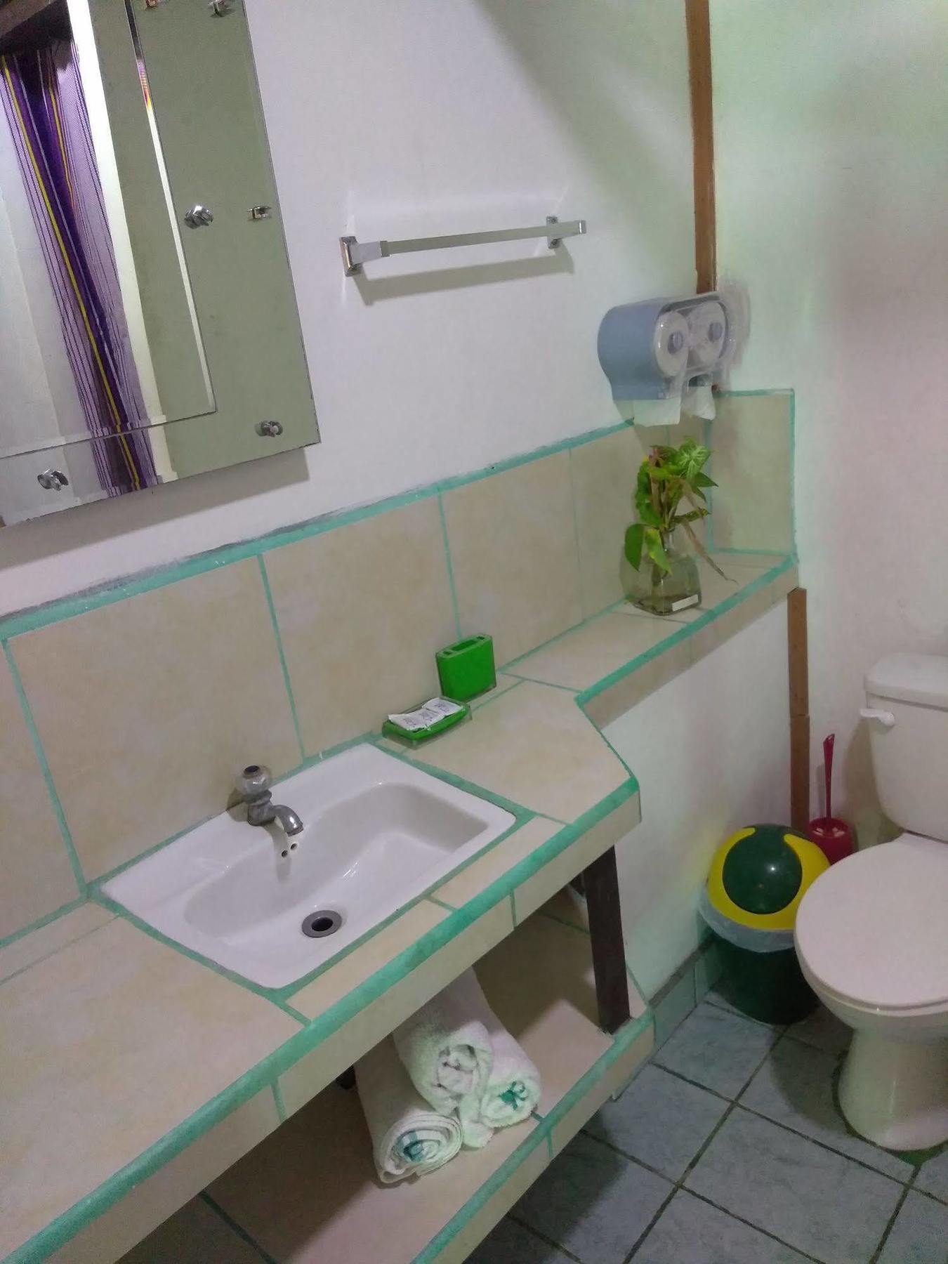 Hostal Cecilia Puerto Viejo de Talamanca ภายนอก รูปภาพ