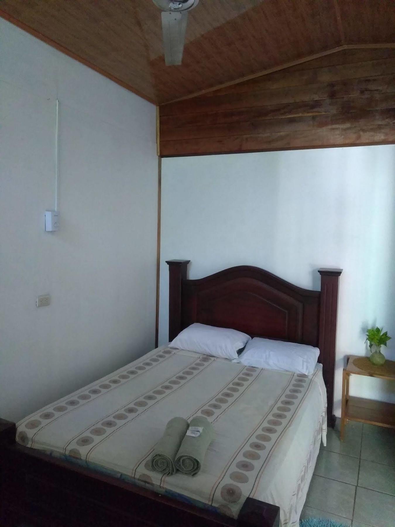 Hostal Cecilia Puerto Viejo de Talamanca ภายนอก รูปภาพ
