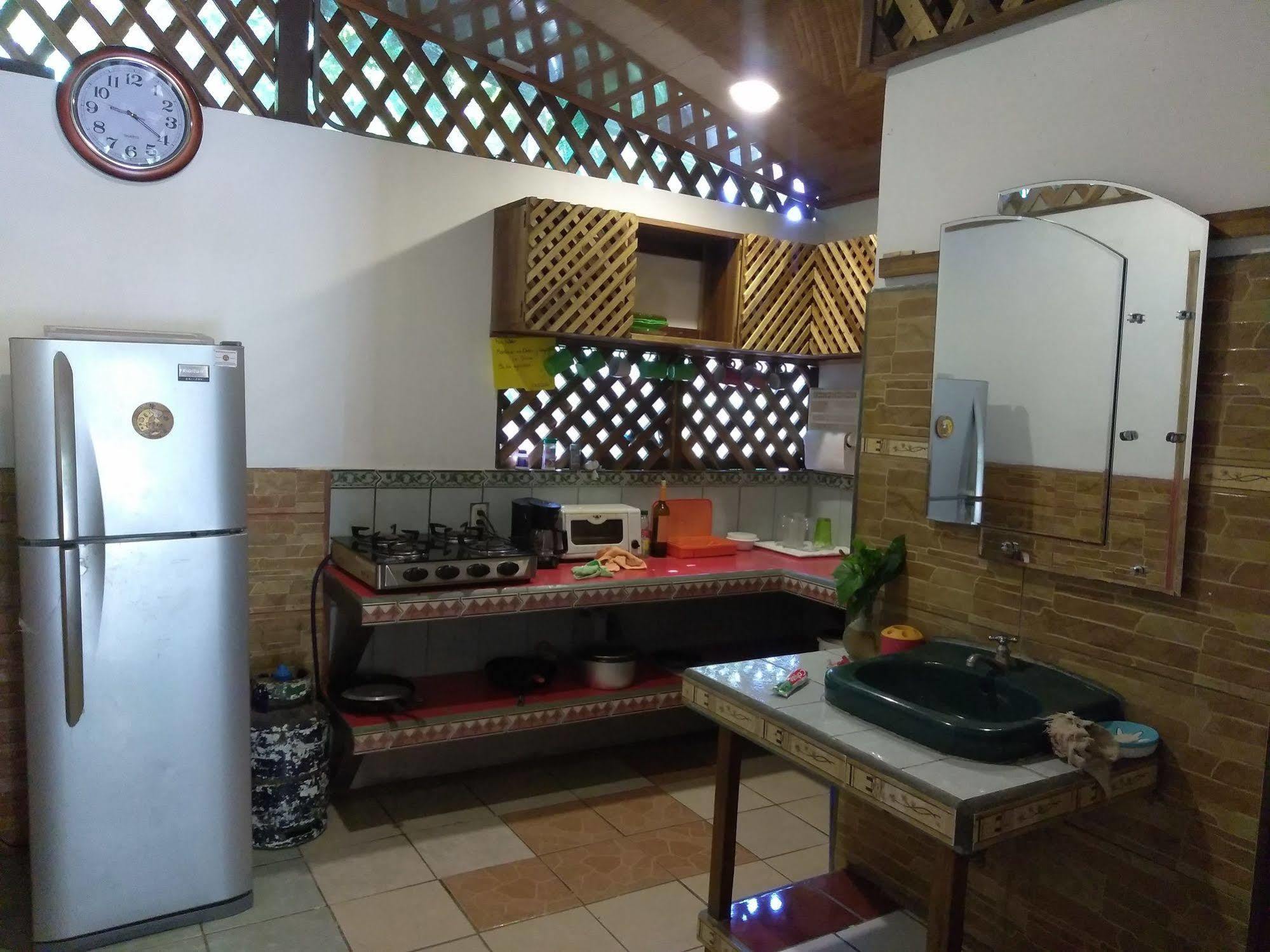 Hostal Cecilia Puerto Viejo de Talamanca ภายนอก รูปภาพ