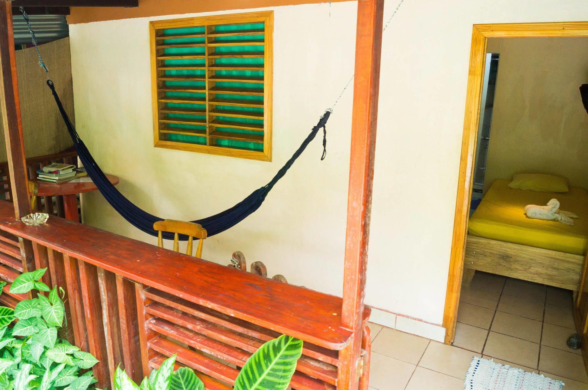 Hostal Cecilia Puerto Viejo de Talamanca ภายนอก รูปภาพ