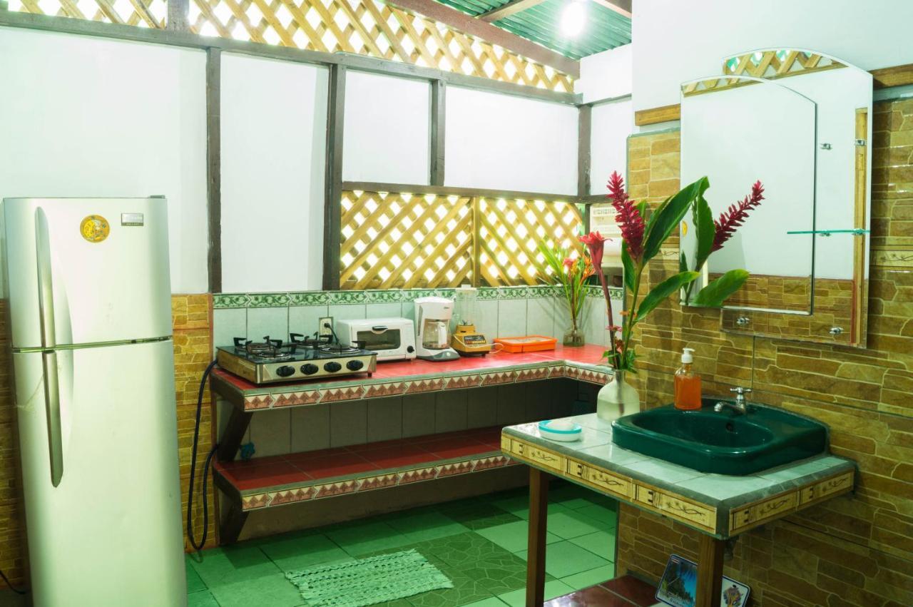 Hostal Cecilia Puerto Viejo de Talamanca ภายนอก รูปภาพ