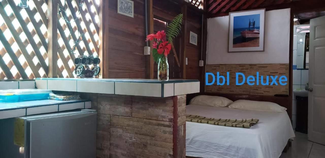 Hostal Cecilia Puerto Viejo de Talamanca ภายนอก รูปภาพ