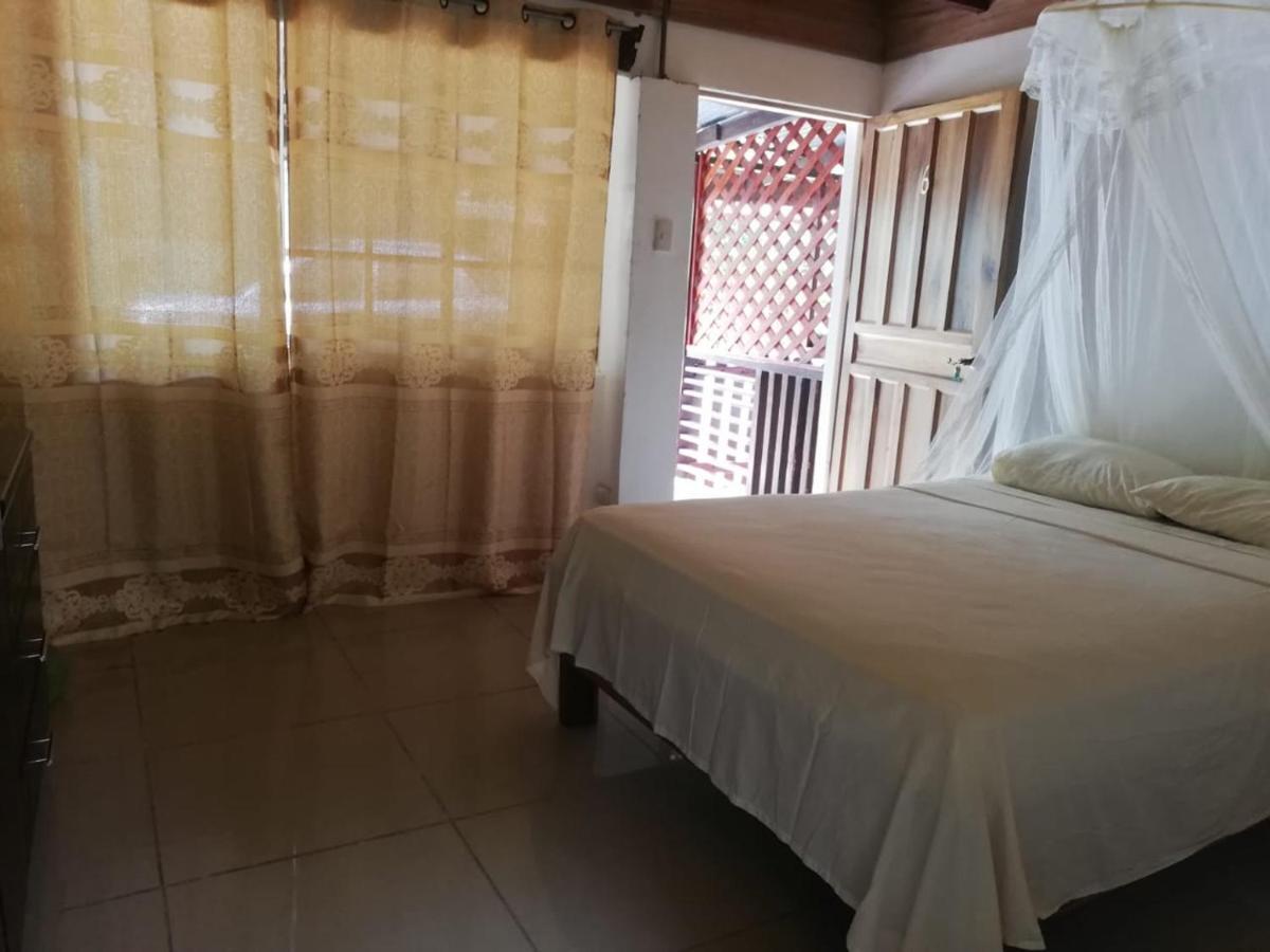 Hostal Cecilia Puerto Viejo de Talamanca ภายนอก รูปภาพ